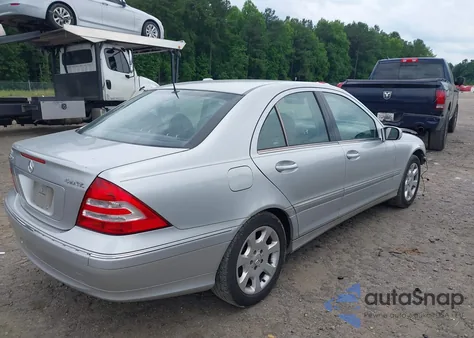 2005 Mercedes-Benz C 320 Luxury 4Matic z USA, uszkodzony, nr VIN WDBRF84J85F567356